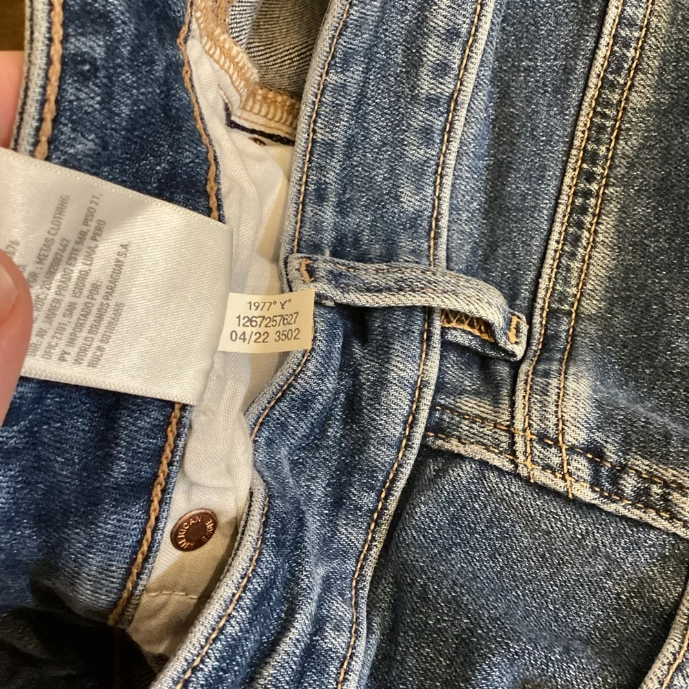 American Eagle 4 Short Mom Women’s Jeans High Rise 2022 Stretch Whiskered